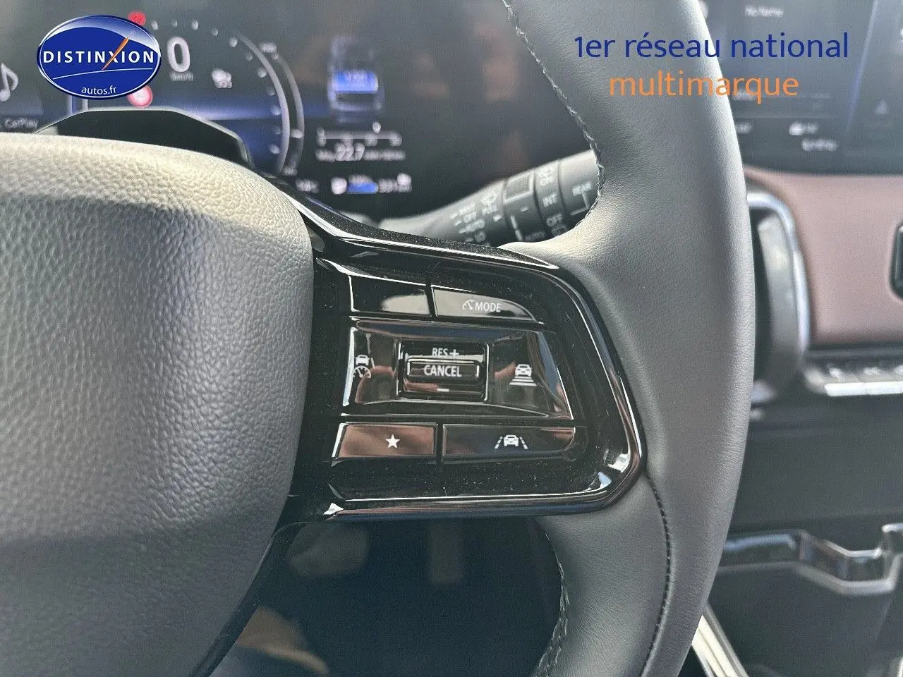 Gros plan sur les commandes multifonctions à droite du volant cuir noir du Suzuki Vitara 2026.
