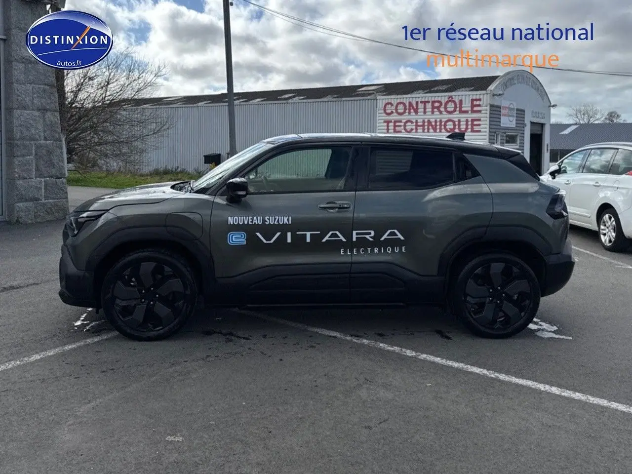 Profil droit du Suzuki Vitara électrique 2026 en vert Land Breeze avec toit noir et jantes noires.
