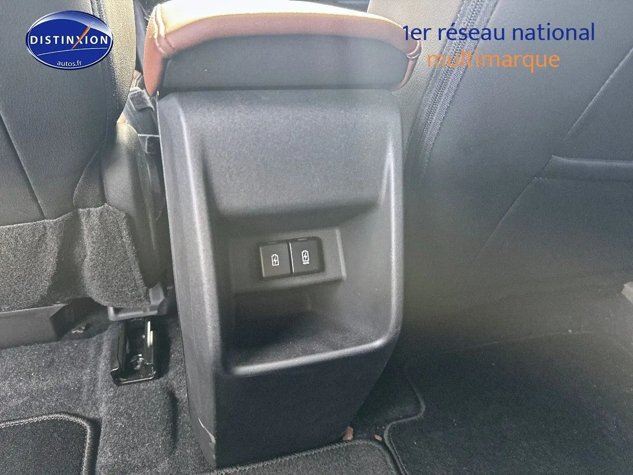 Vue rapprochée de la console arrière avec commandes de vitres électriques du Suzuki Vitara vert Land Breeze et toit noir.