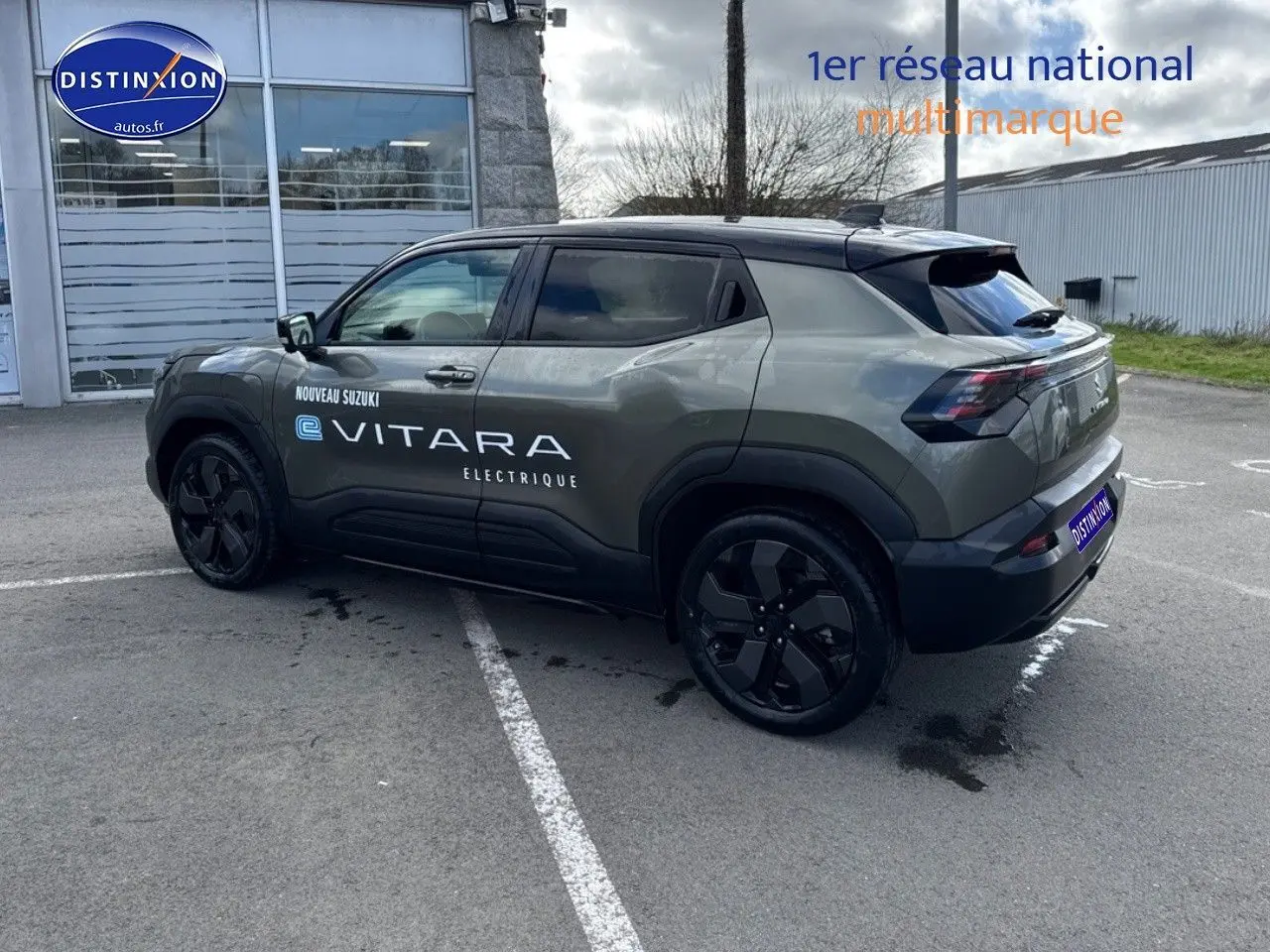 Suzuki Vitara électrique 2026 vert Land Breeze avec toit noir, vue 3/4 arrière côté gauche, jantes noires distinctives.
