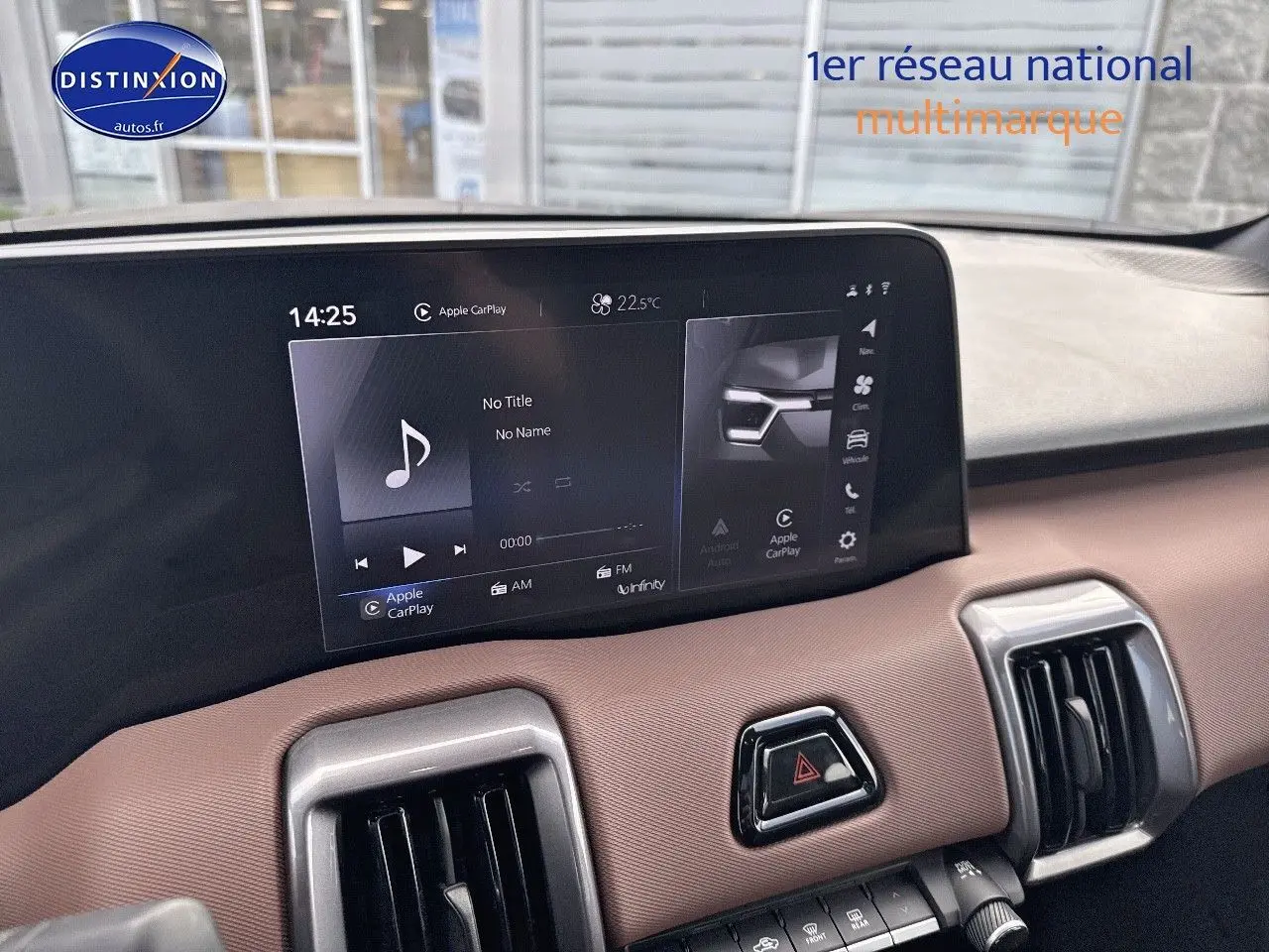 Vue rapprochée du tableau de bord du Suzuki Vitara 2026, avec écran tactile et garniture marron clair.