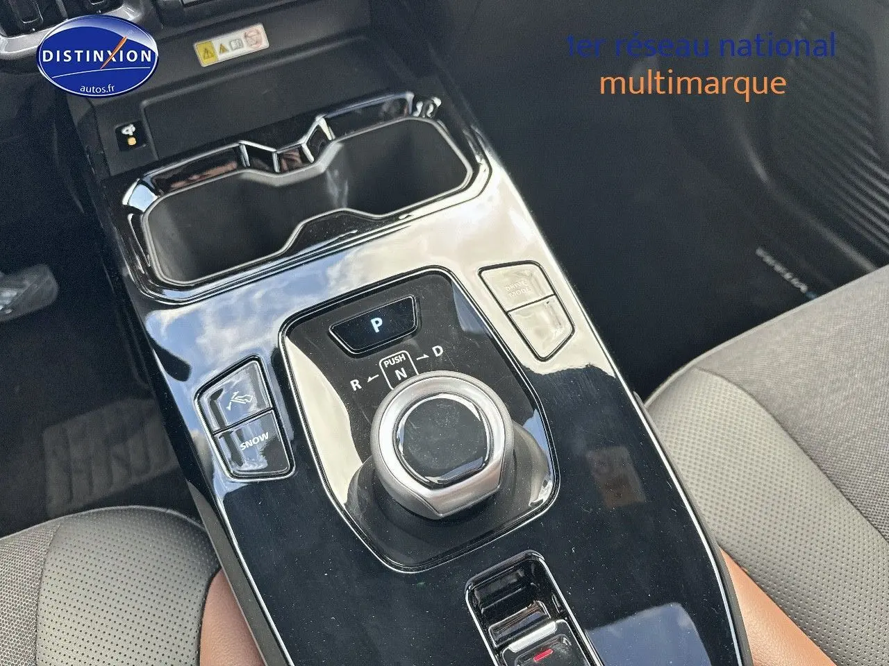 Vue rapprochée de la console centrale noire brillante avec sélecteur rotatif de boîte auto du Suzuki Vitara 2026.