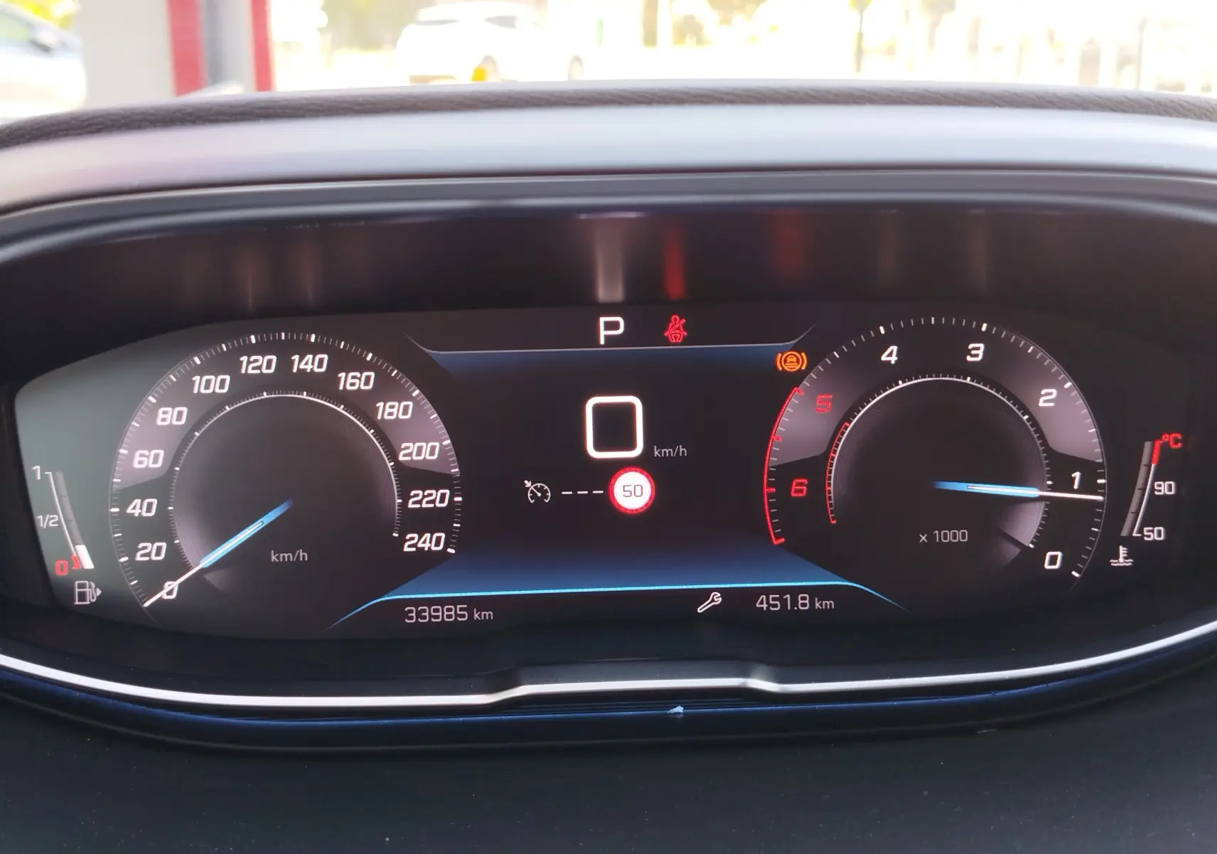 Vue rapprochée du tableau de bord numérique du Peugeot 3008 gris Platinium, affichant la vitesse à 0 km/h.