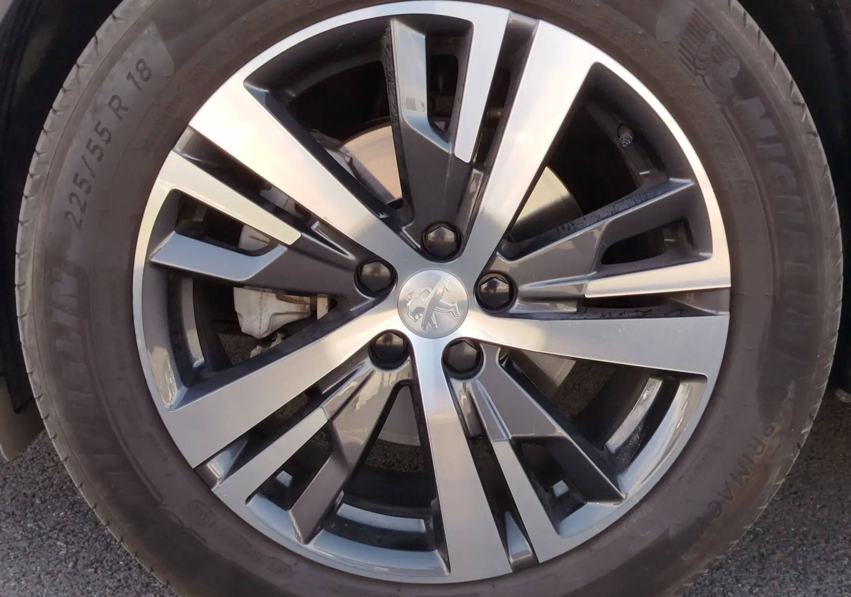 Gros plan sur la jante bi-ton noire et argent de 18 pouces d’un Peugeot 3008 Gris Platinium 2023.