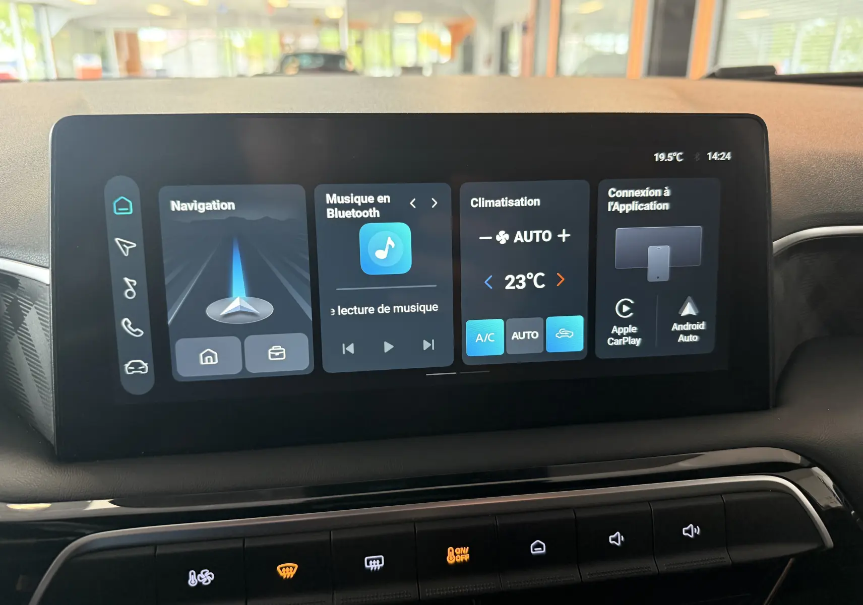 Écran tactile 10,25'' du tableau de bord du MG3 Luxury, affichant navigation, Bluetooth et climatisation.