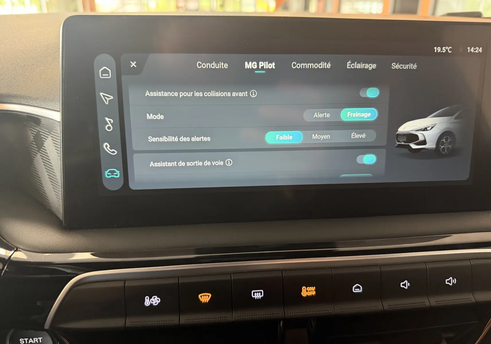 Écran tactile central du MG3 1.5 L Hybrid+ Luxury affichant les réglages d'assistance à la conduite, intérieur noir.