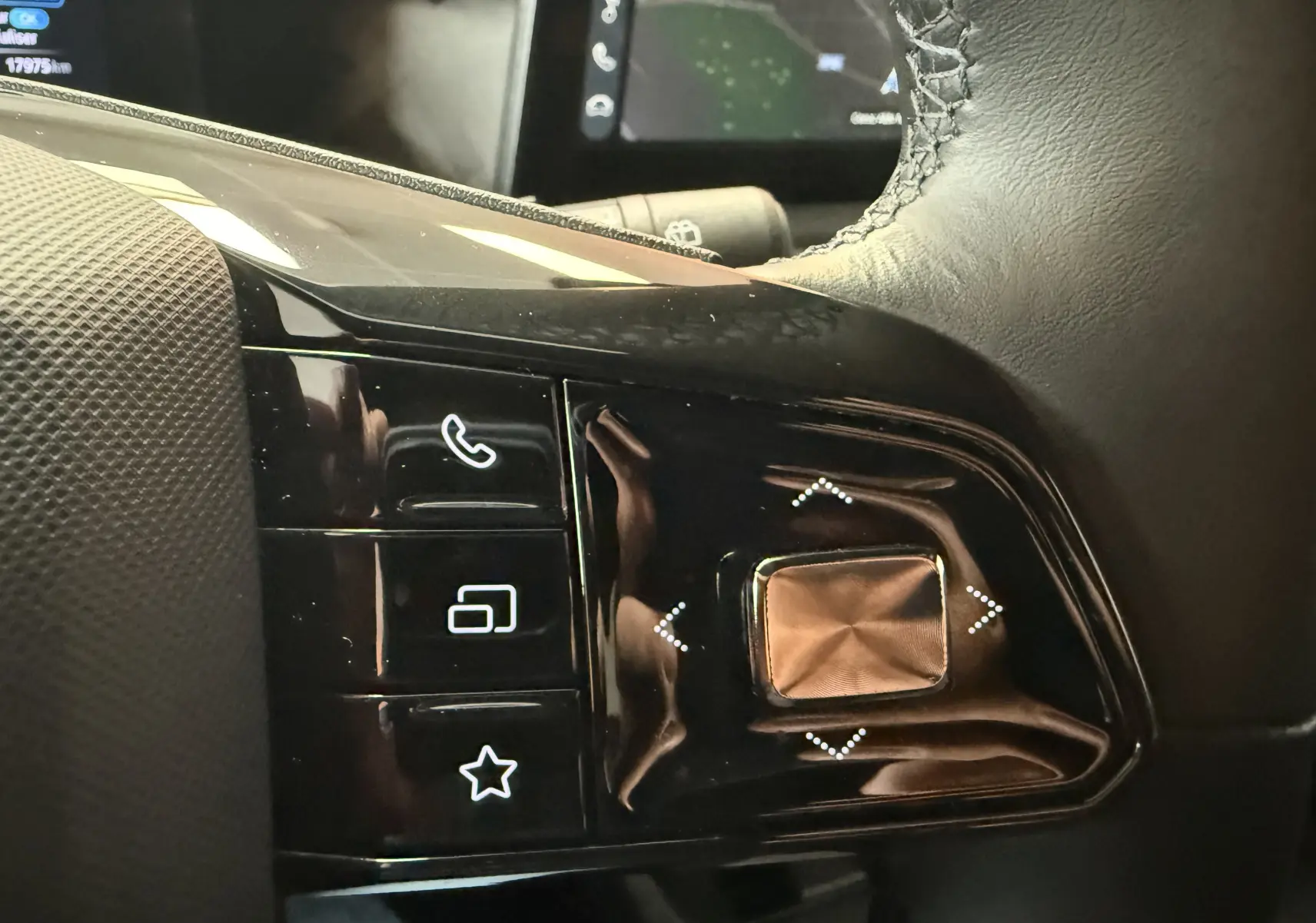 Gros plan sur les commandes tactiles noires du volant en cuir microfibre de la MG3 Luxury, avec icônes blanches rétroéclairées.