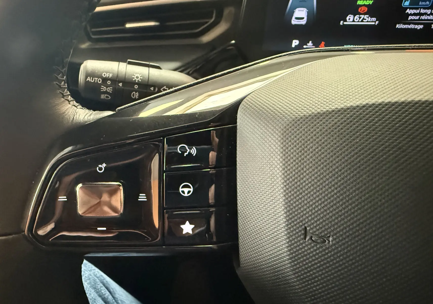 Gros plan sur le volant noir en cuir microfibre du MG3 Hampstead Grey, avec commandes multifonctions et tableau de bord numérique partiel.