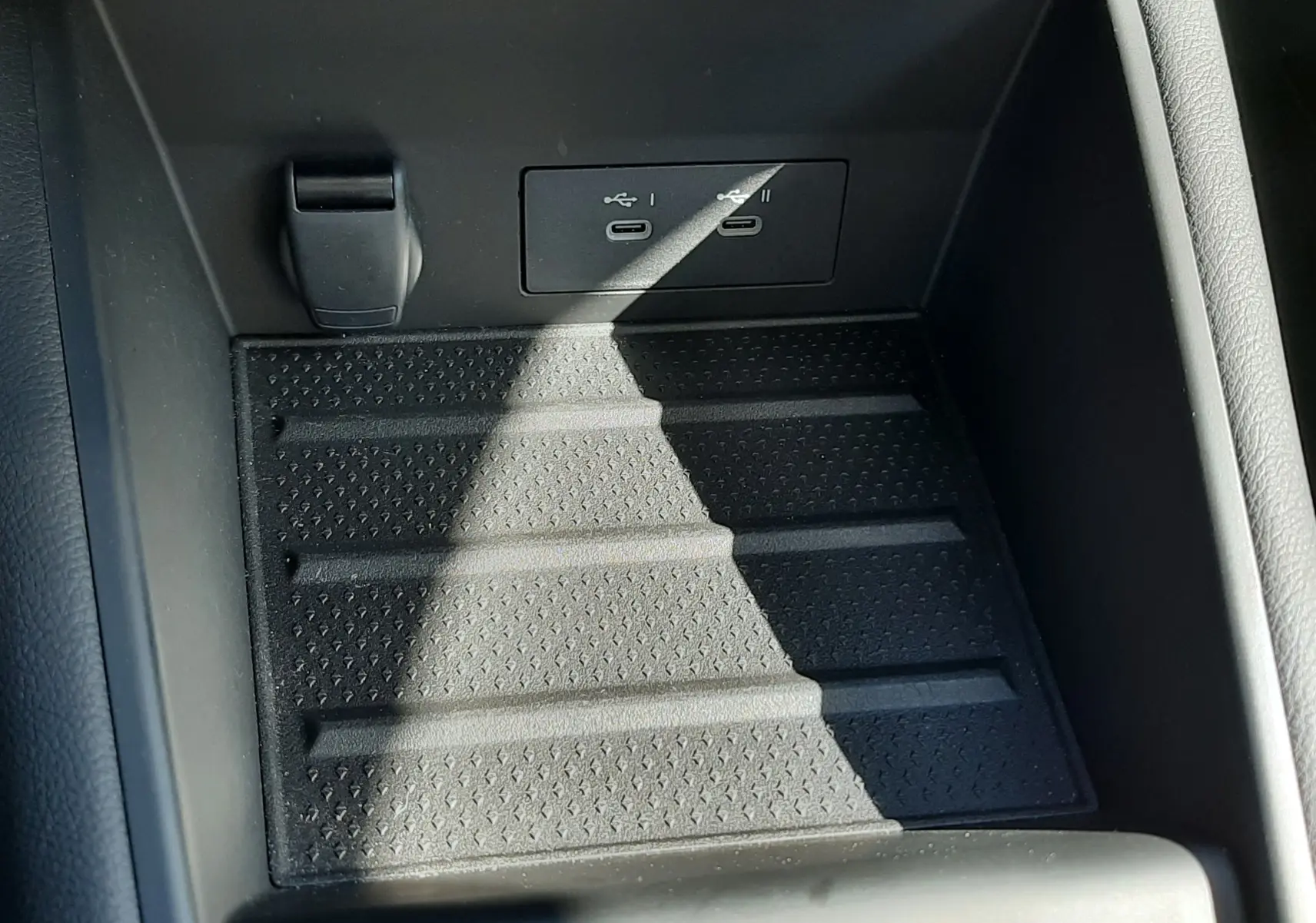 Gros plan sur la console centrale du Renault Symbioz gris Rafale, montrant les ports USB-C et prise 12V intégrés.