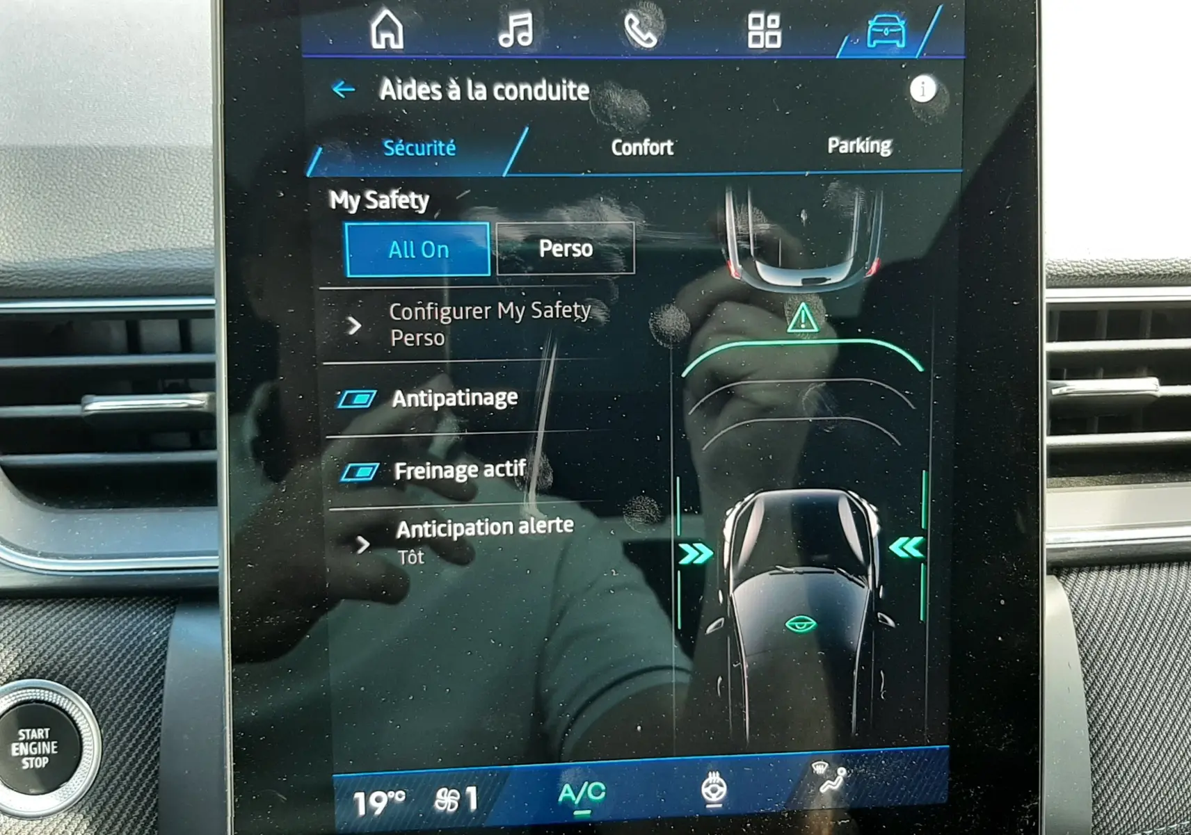 Écran tactile central du Renault Symbioz E-Tech Full Hybrid 2025 affichant les aides à la conduite et la climatisation.