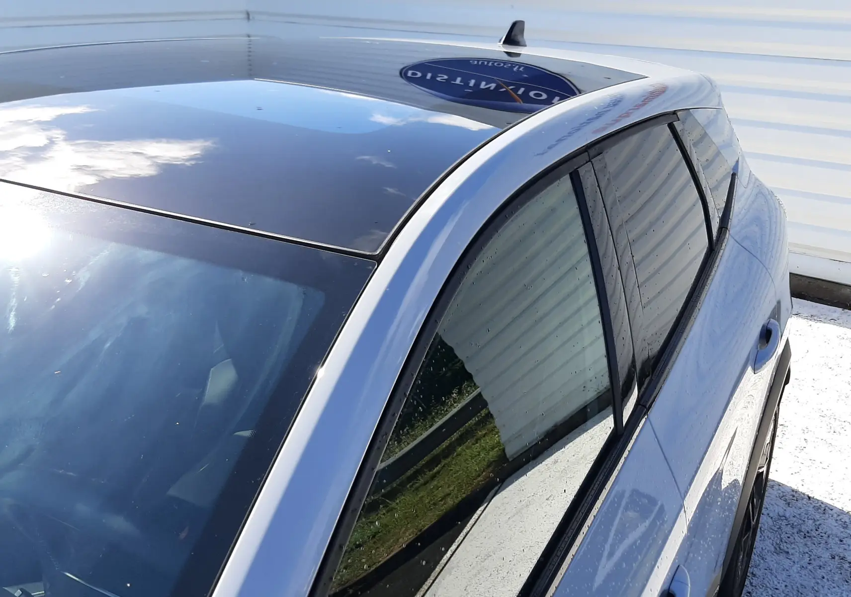 Vue plongeante côté droit sur le toit noir et la carrosserie gris rafale du Renault Symbioz E-Tech Full Hybrid 2025.