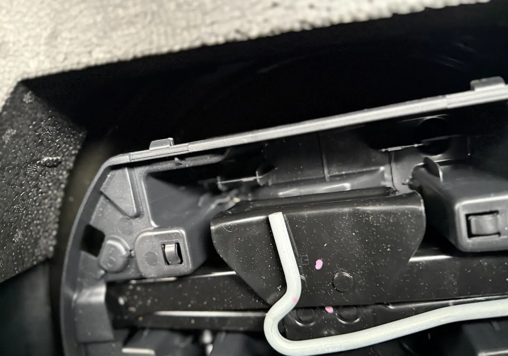 Gros plan sur un élément mécanique intérieur noir du DS3 Hybride 2025, sans couleur extérieure visible ni angle de vue véhicule.