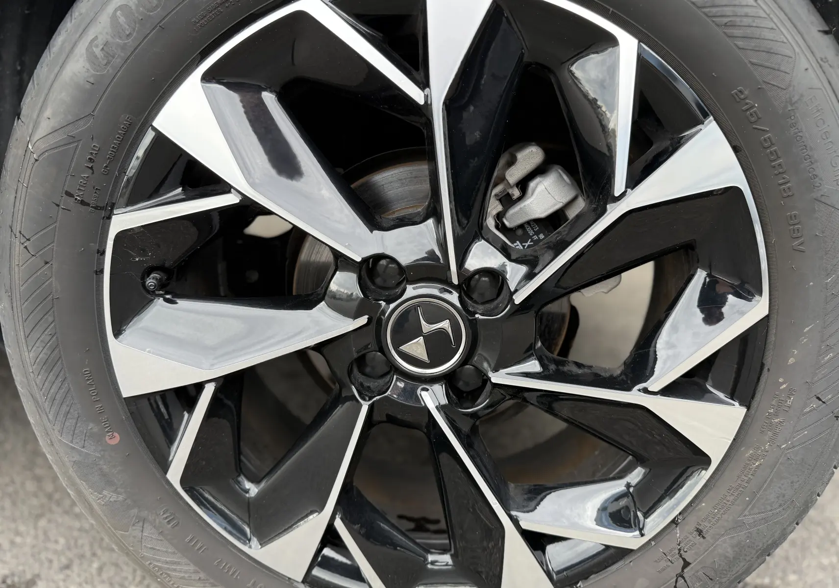 Gros plan sur la jante noire et argentée au design géométrique du DS3 HYBRIDE 145 e-DCT6 Étoile 2025.