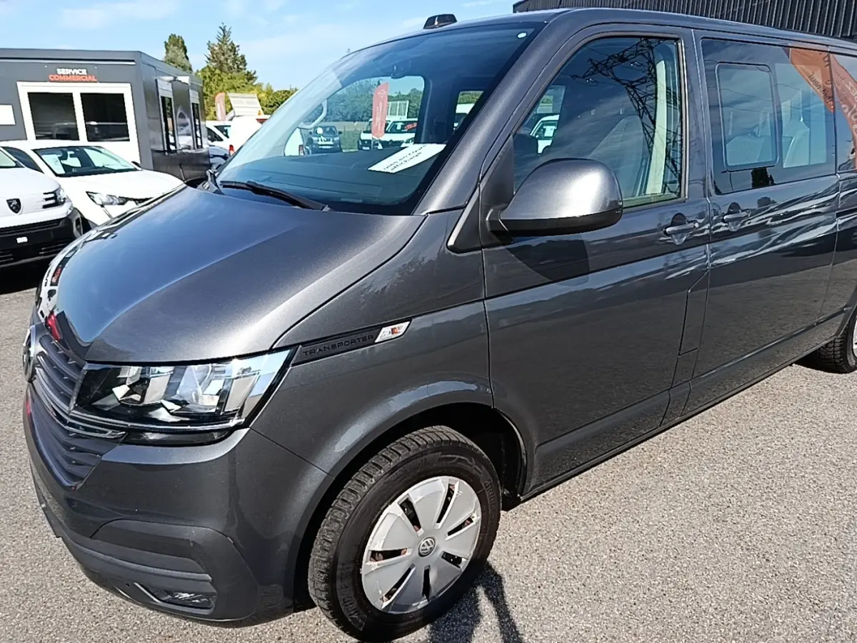 Vue 3/4 avant droit d’un Volkswagen Transporter gris foncé avec phares LED et jantes acier à enjoliveurs.