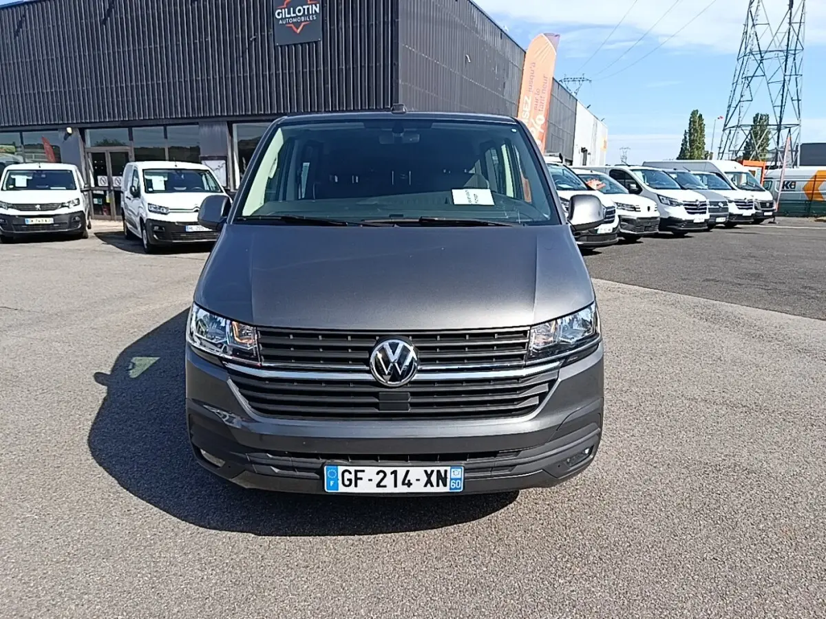 Vue avant d’un Volkswagen Transporter gris foncé 2022, avec calandre horizontale et logo VW bien visible.