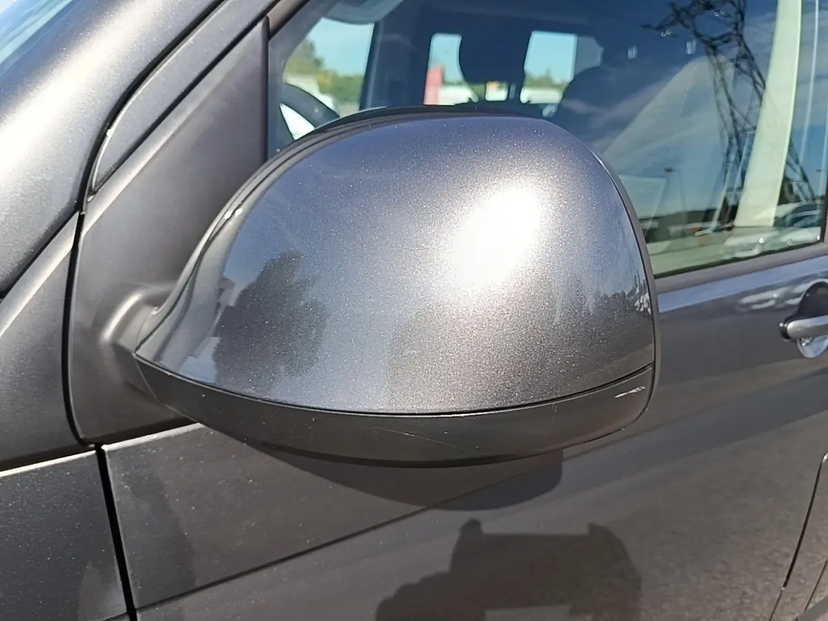 Rétroviseur côté conducteur gris foncé métallisé du Volkswagen Transporter 2.0 TDi 150 DSG7 L2H1 Confort 2022, vue rapprochée.
