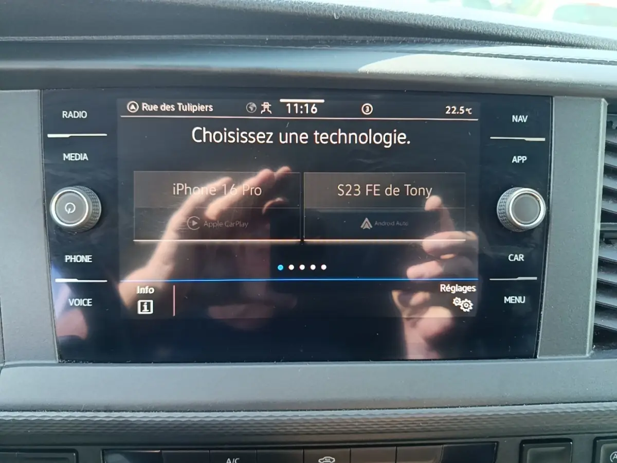 Écran tactile central du Volkswagen Transporter 2.0 TDi 150 DSG7, affichant options Apple CarPlay et Android Auto.