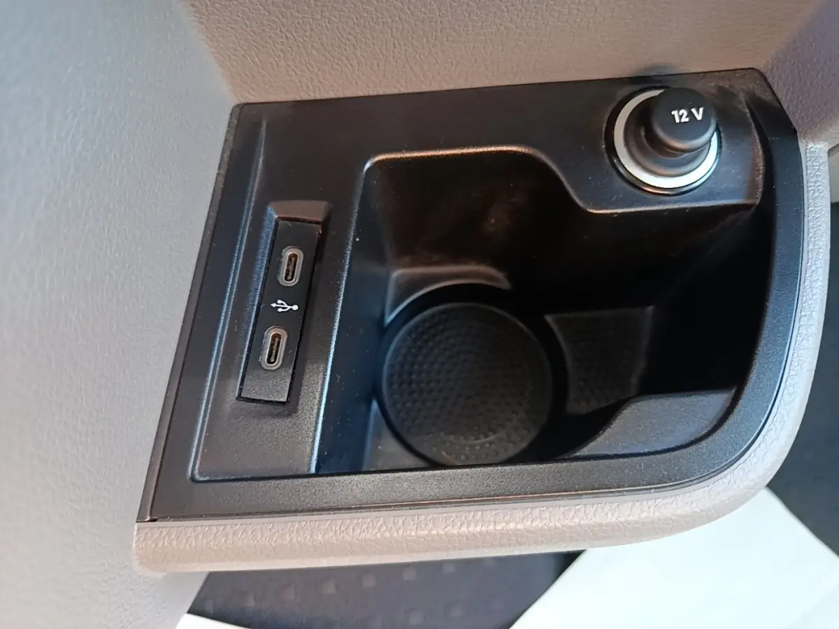 Prise 12V et deux ports USB-C dans le compartiment de rangement intérieur du Volkswagen Transporter gris foncé.
