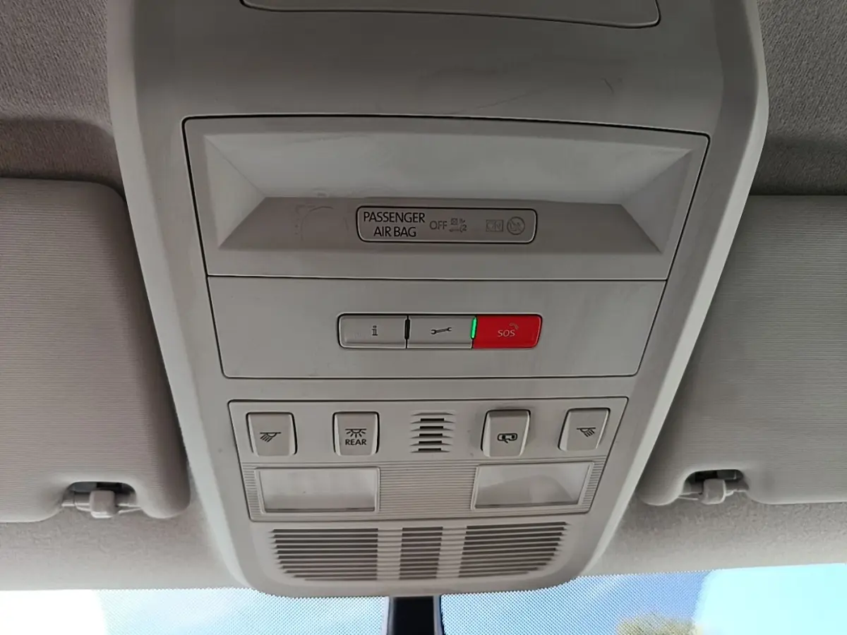 Plafonnier intérieur gris clair du Volkswagen Transporter 2.0 TDi 150 DSG7, avec boutons SOS et éclairages de lecture.