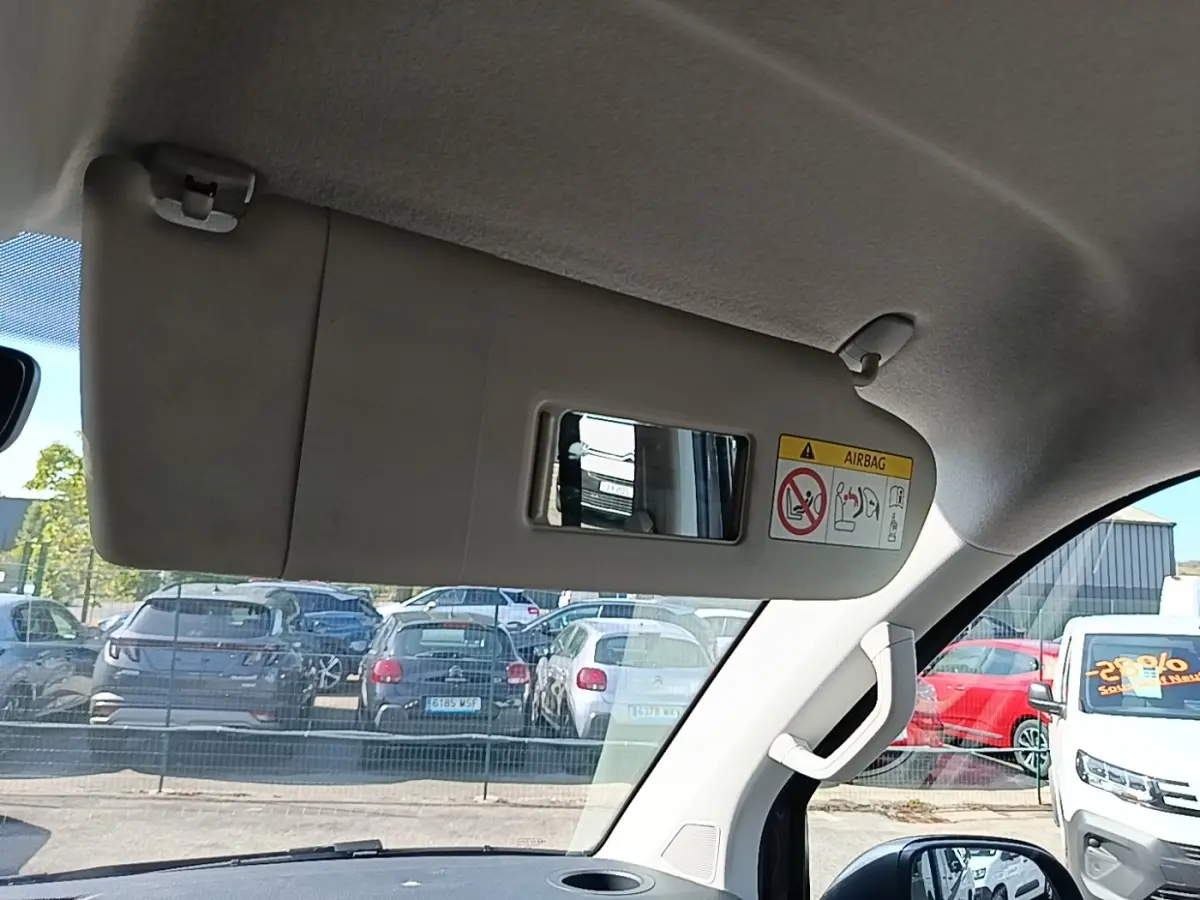Vue intérieure du pare-soleil côté conducteur du Volkswagen Transporter gris foncé avec miroir intégré.