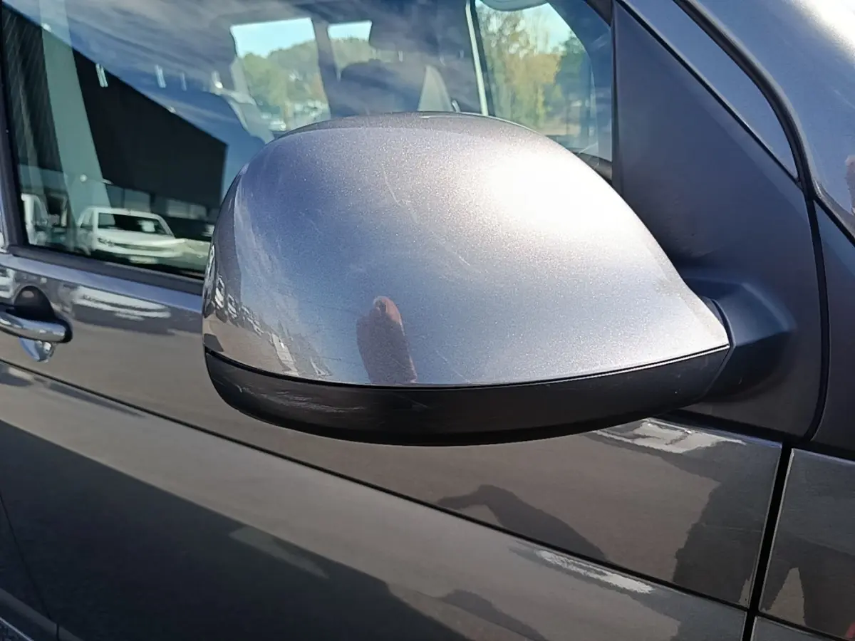 Rétroviseur côté conducteur gris foncé du Volkswagen Transporter 2.0 TDi 150 DSG7 L2H1 Confort, vue rapprochée en extérieur.