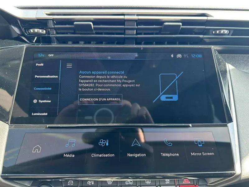 Écran tactile central de la Peugeot 308 2025 bleu, affichant le menu connectivité dans l'habitacle.