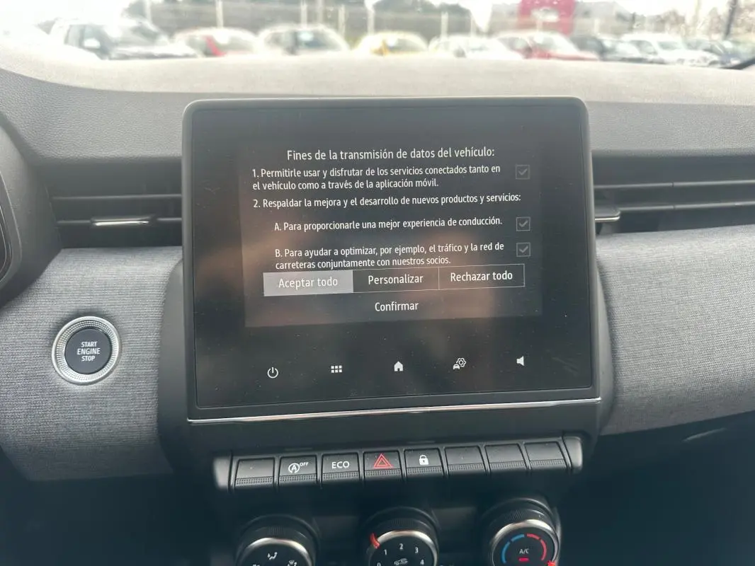 Vue rapprochée de l'écran tactile central et de la console de la Renault Clio V dCi 100 Evolution noire, intérieur moderne.