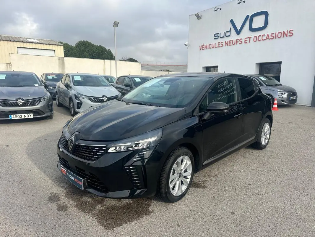 Renault Clio V dCi 100 Evolution noire vue en 3/4 avant droit sur parking de concession.