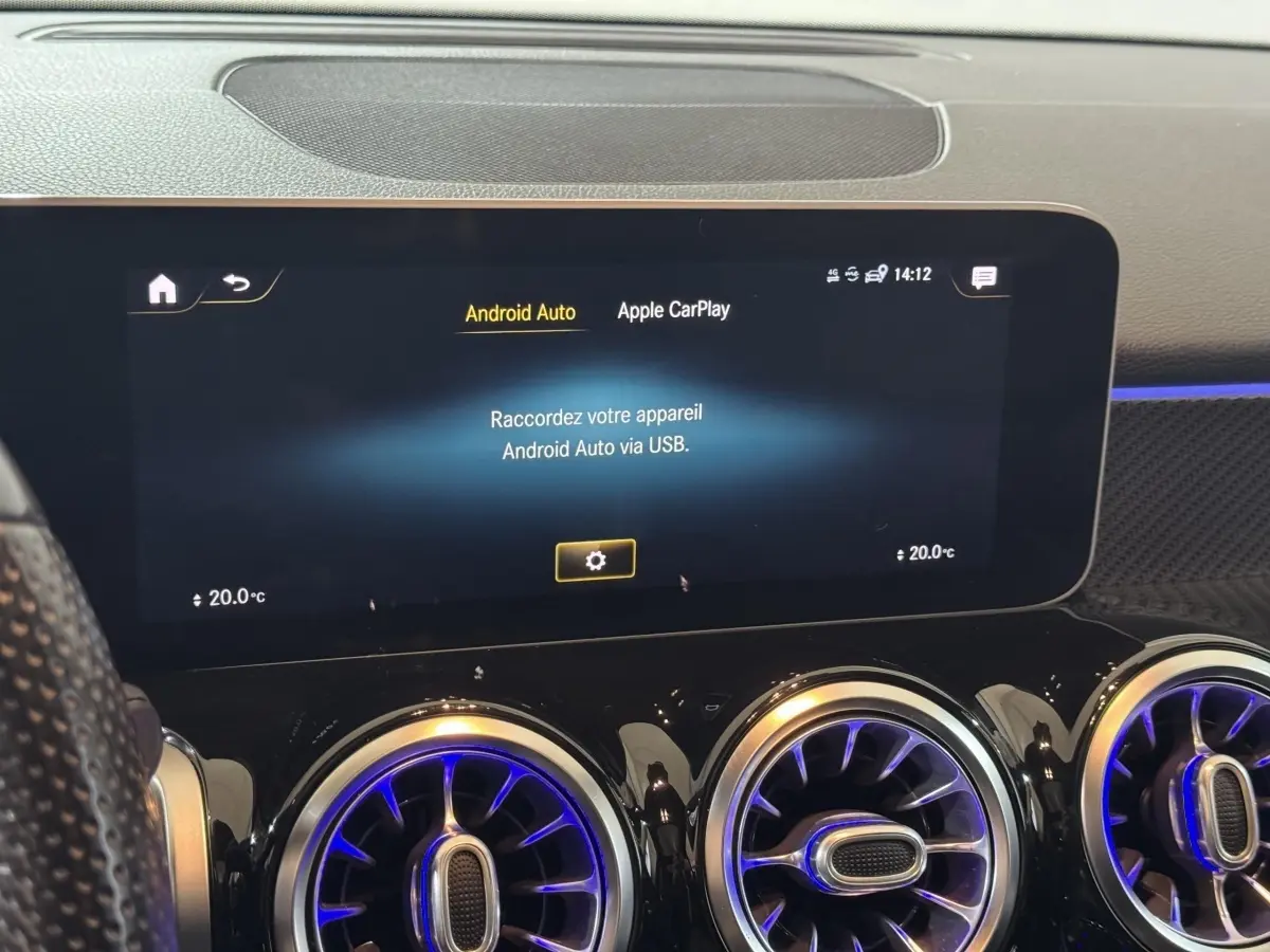 Écran tactile central du tableau de bord du Mercedes GLB 200 d AMG Line avec aérateurs ronds lumineux bleu.