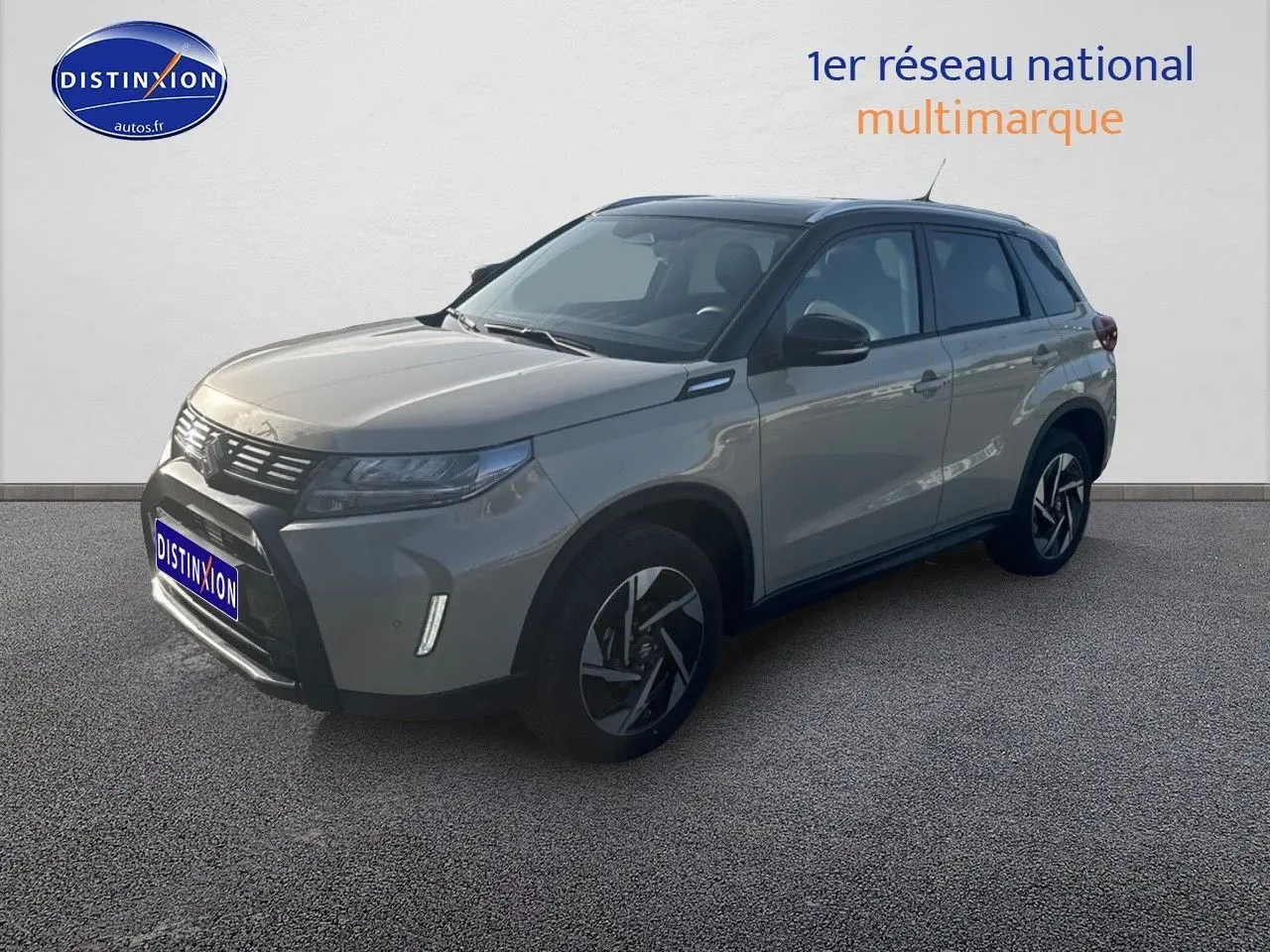 Suzuki Vitara 1.4 Boosterjet Hybrid 2026 en 3/4 avant, couleur So'Color Savanna Ivory avec toit noir et jantes alu noires.