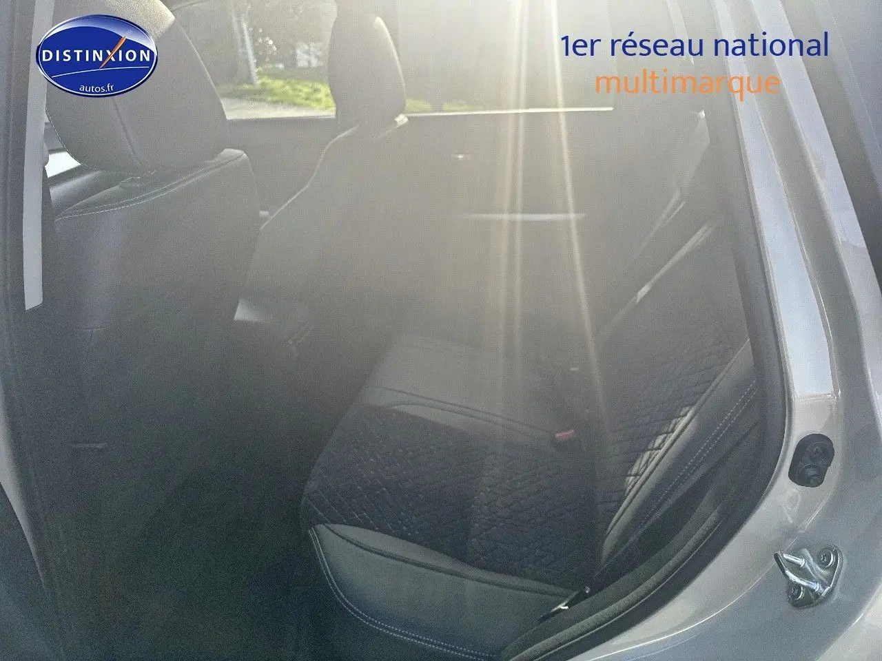 Vue côté droit arrière du Suzuki Vitara 1.4 Boosterjet Hybrid 2026 en So'Color Savanna Ivory/Black métal, sièges arrière en suédine noire.