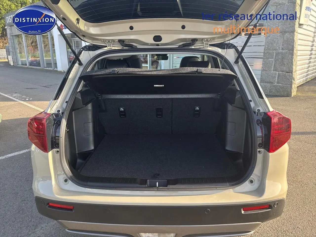 Coffre ouvert vu de l'arrière du Suzuki Vitara So'Color Savanna Ivory/Black métal, montrant l'espace de chargement vide.