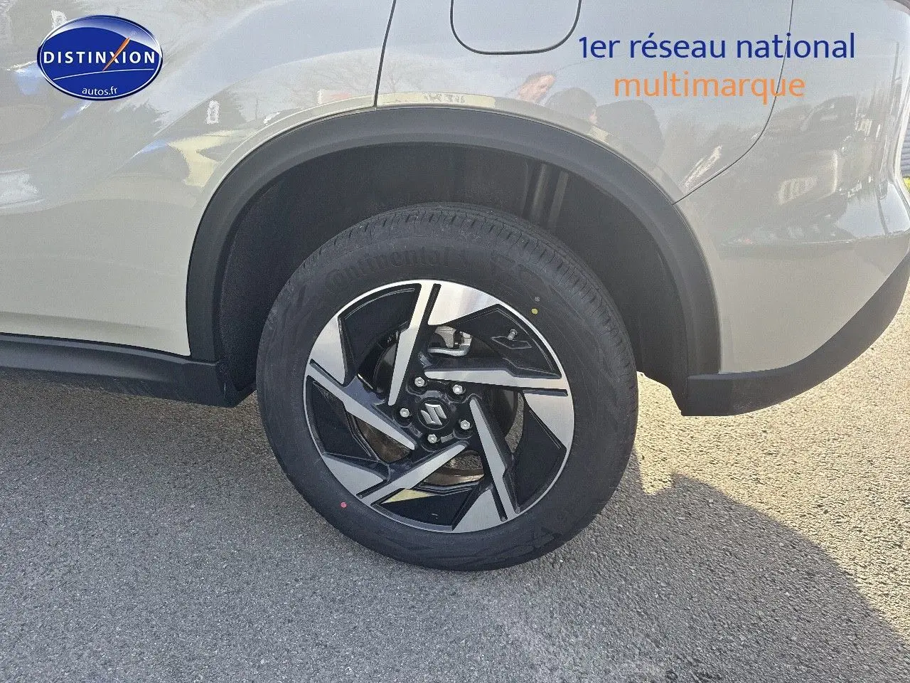 Gros plan sur la roue arrière droite d’un Suzuki Vitara 2026 couleur Savanna Ivory avec jante alu noire et argent.