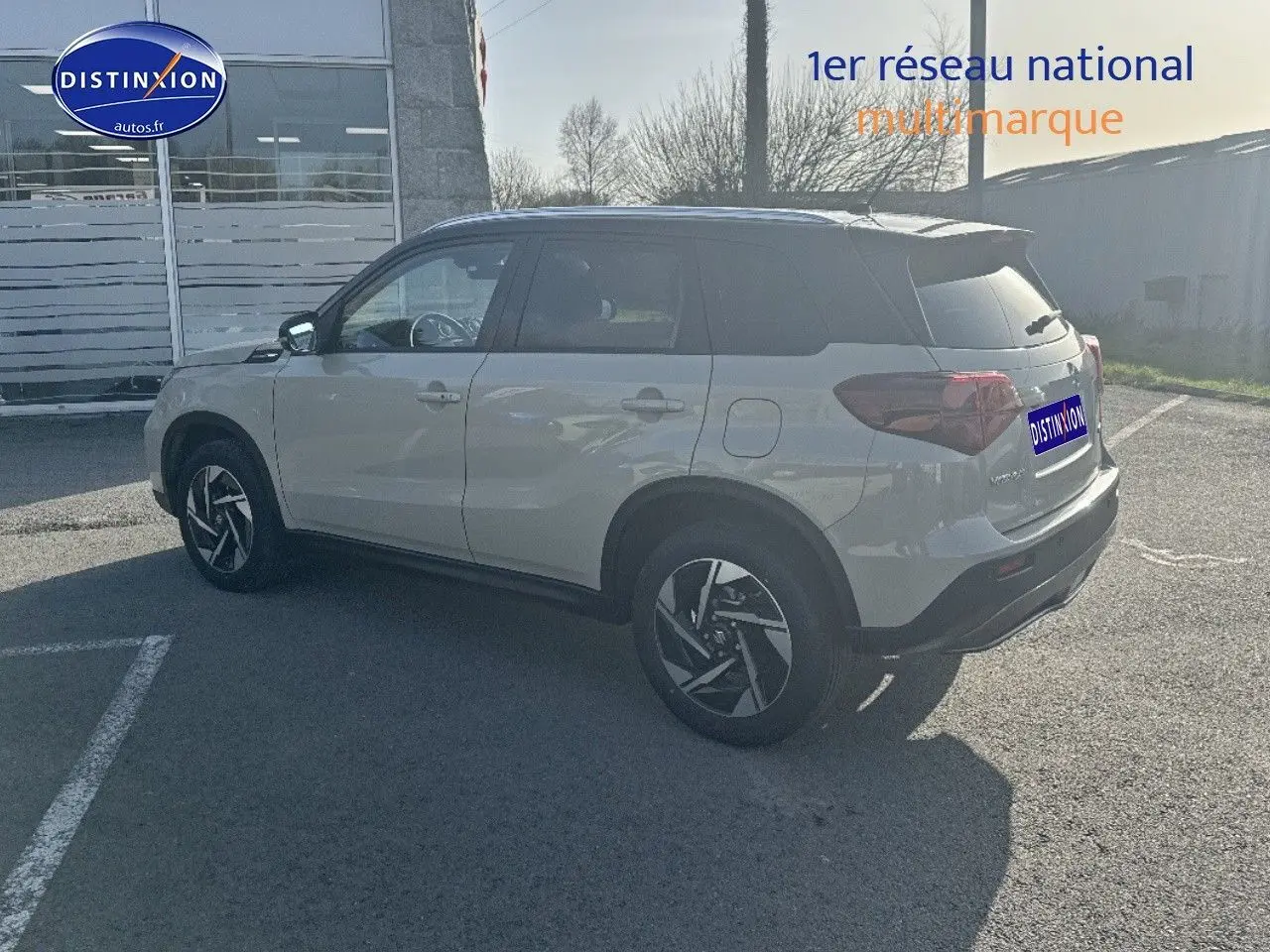Suzuki Vitara 1.4 Boosterjet Hybrid 2026 vue 3/4 arrière côté gauche, couleur ivoire et toit noir métallisé.