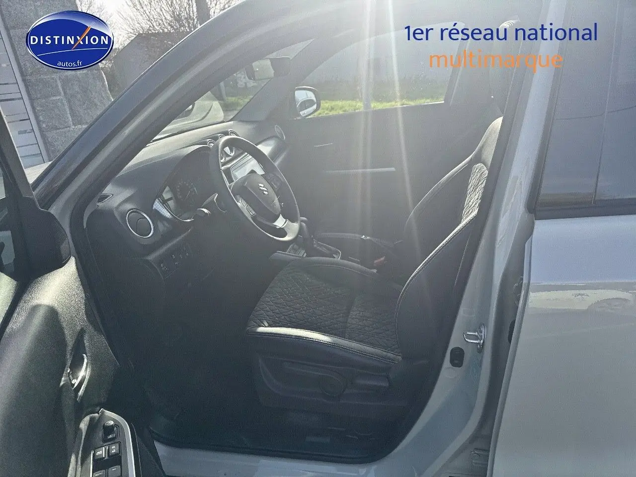 Intérieur côté conducteur du Suzuki Vitara 2026 en So'Color Savanna Ivory/Black métal, siège en suédine et cuir noir.