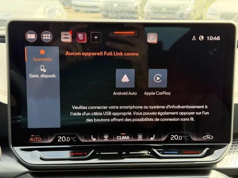 Écran tactile central du tableau de bord de la CUPRA Formentor bleu, affichant les options Android Auto et Apple CarPlay.