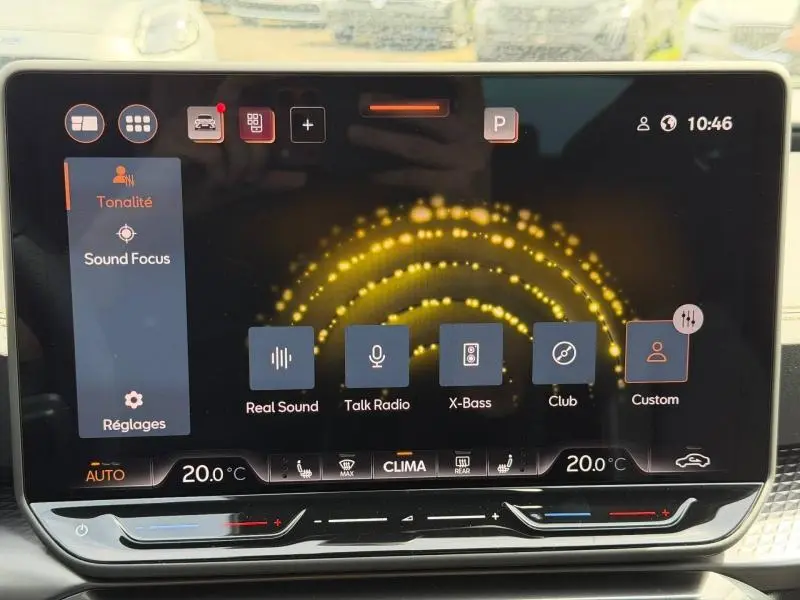 Écran tactile central de la CUPRA Formentor 2.0 TDI 150ch V DSG7 affichant les réglages audio avec interface moderne.