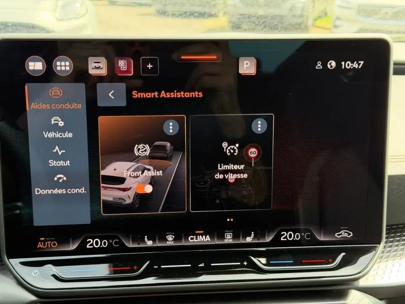 Écran tactile intérieur du CUPRA Formentor 2.0 TDI bleu montrant les assistants de conduite et la climatisation à 20°C.