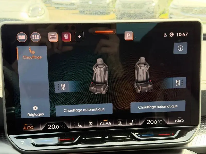 Écran tactile intérieur du CUPRA Formentor bleu, affichant le réglage du chauffage automatique des sièges avant.