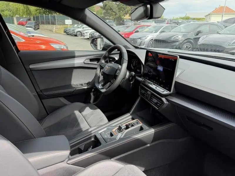 Intérieur avant droit de la CUPRA Formentor 2.0 TDI 150ch 2026, volant cuir sport et écran tactile central lumineux.
