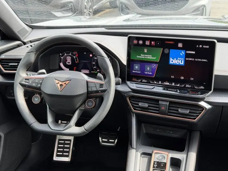 Vue intérieure centrée sur le volant cuir et le tableau de bord numérique du CUPRA Formentor 2.0 TDI 2026.