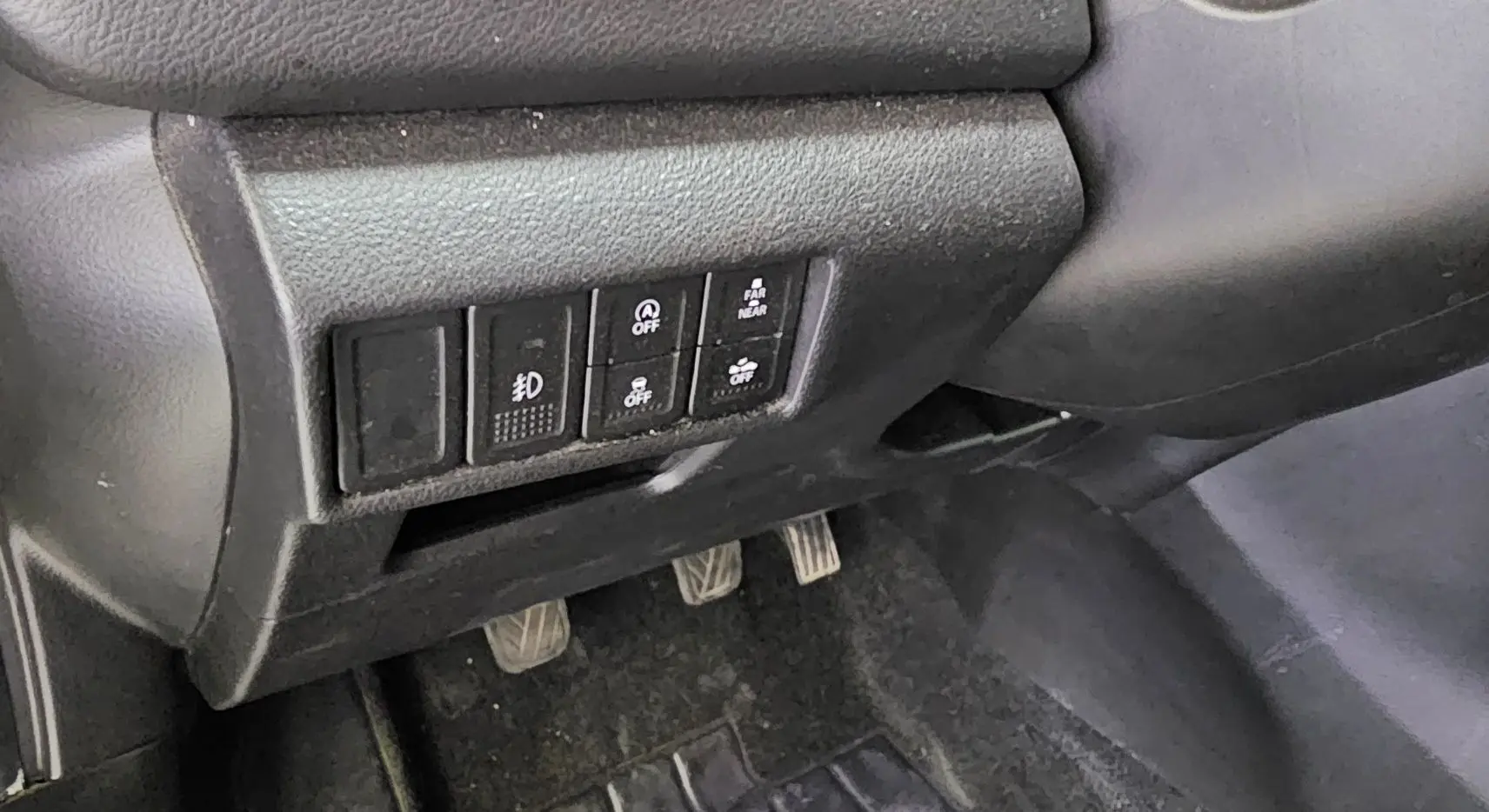 Gros plan sur les commandes et pédales côté conducteur du Suzuki SX4 S-Cross 2020 avec boîte manuelle.