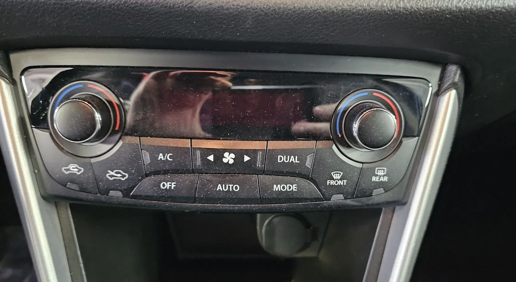 Panneau de commande de climatisation avec réglages manuels et automatiques sur SUZUKI SX4 S-CROSS gris de 2020.