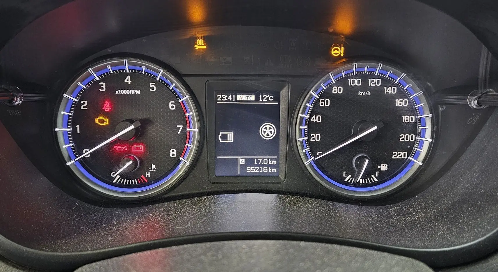 Tableau de bord du Suzuki SX4 S-Cross 2020, affichant compte-tours, vitesse, température et voyants d'alerte allumés.