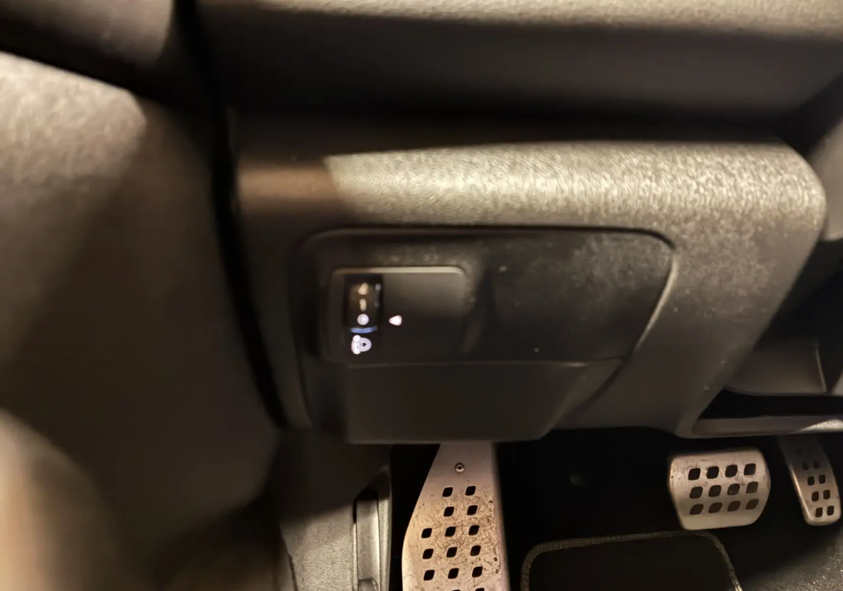 Gros plan sur le volant en cuir perforé avec commandes intégrées et écran tactile du tableau de bord de la Renault Mégane IV RS 280.