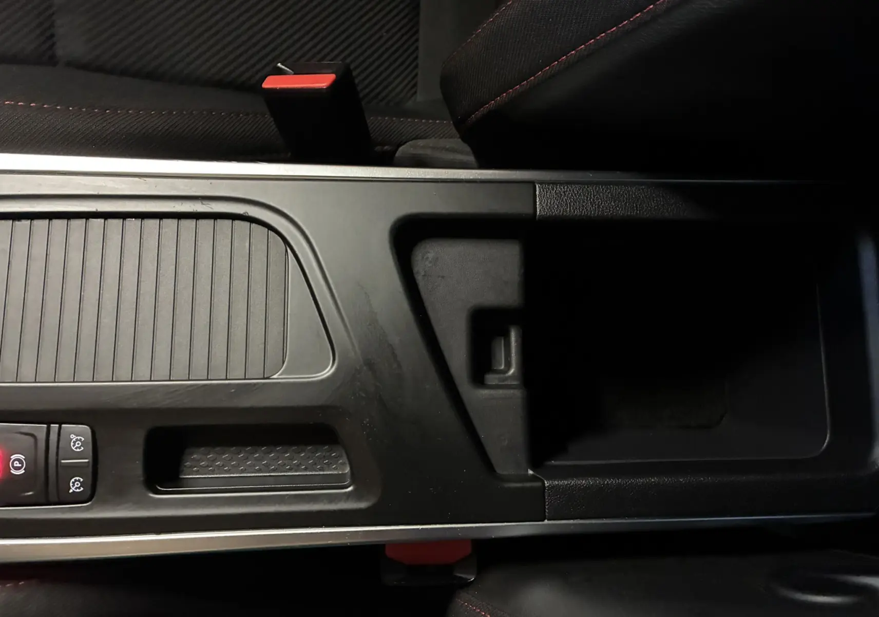 Vue rapprochée de la console centrale de la Renault Mégane IV RS 280 blanche, affichant la caméra de recul et les commandes climatiques.