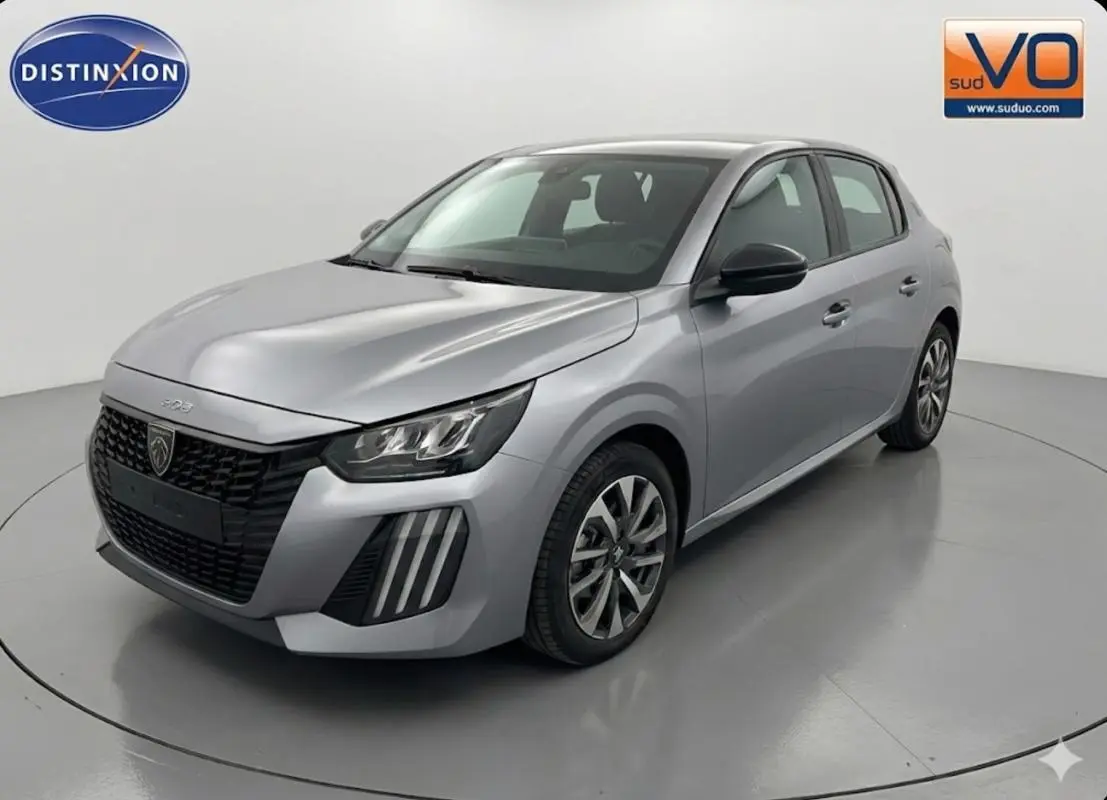 Peugeot 208 Hybrid gris vue 3/4 avant, avec calandre noire et jantes 16 pouces distinctives.