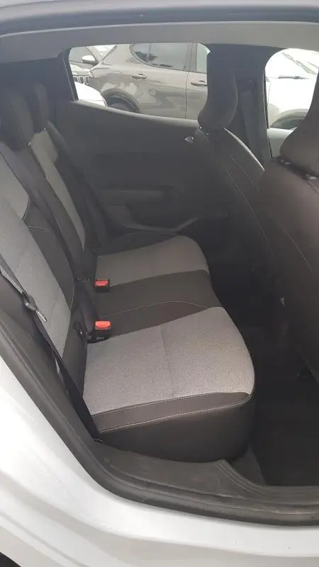 Vue intérieure côté gauche des sièges arrière gris clair et foncé de la Renault Clio V Blue dCi 2025 avec ceintures et appuie-têtes.