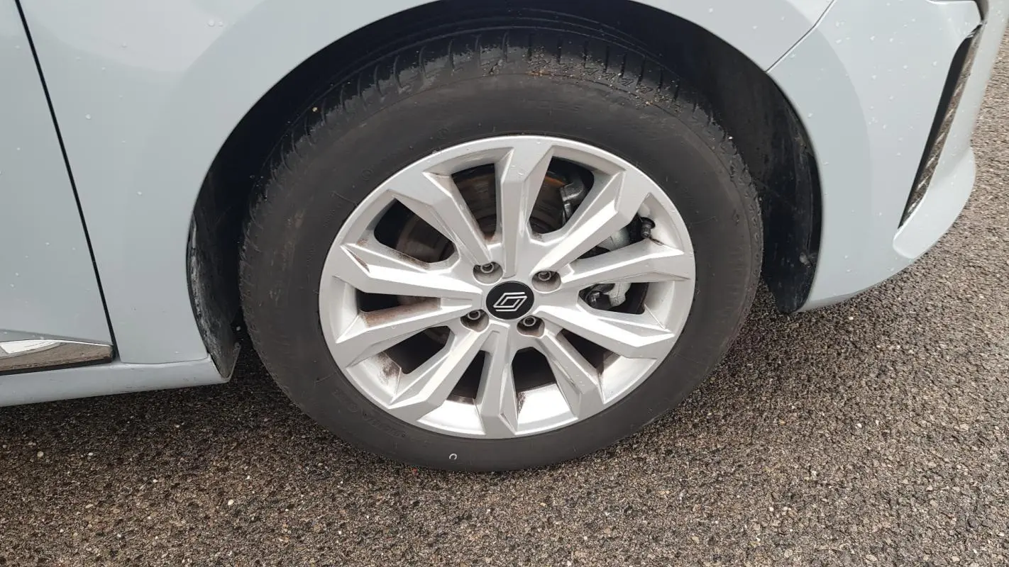 Gros plan sur la roue avant gauche gris clair d’une Renault Clio V Blue dCi 2025 avec jante alliage moderne.