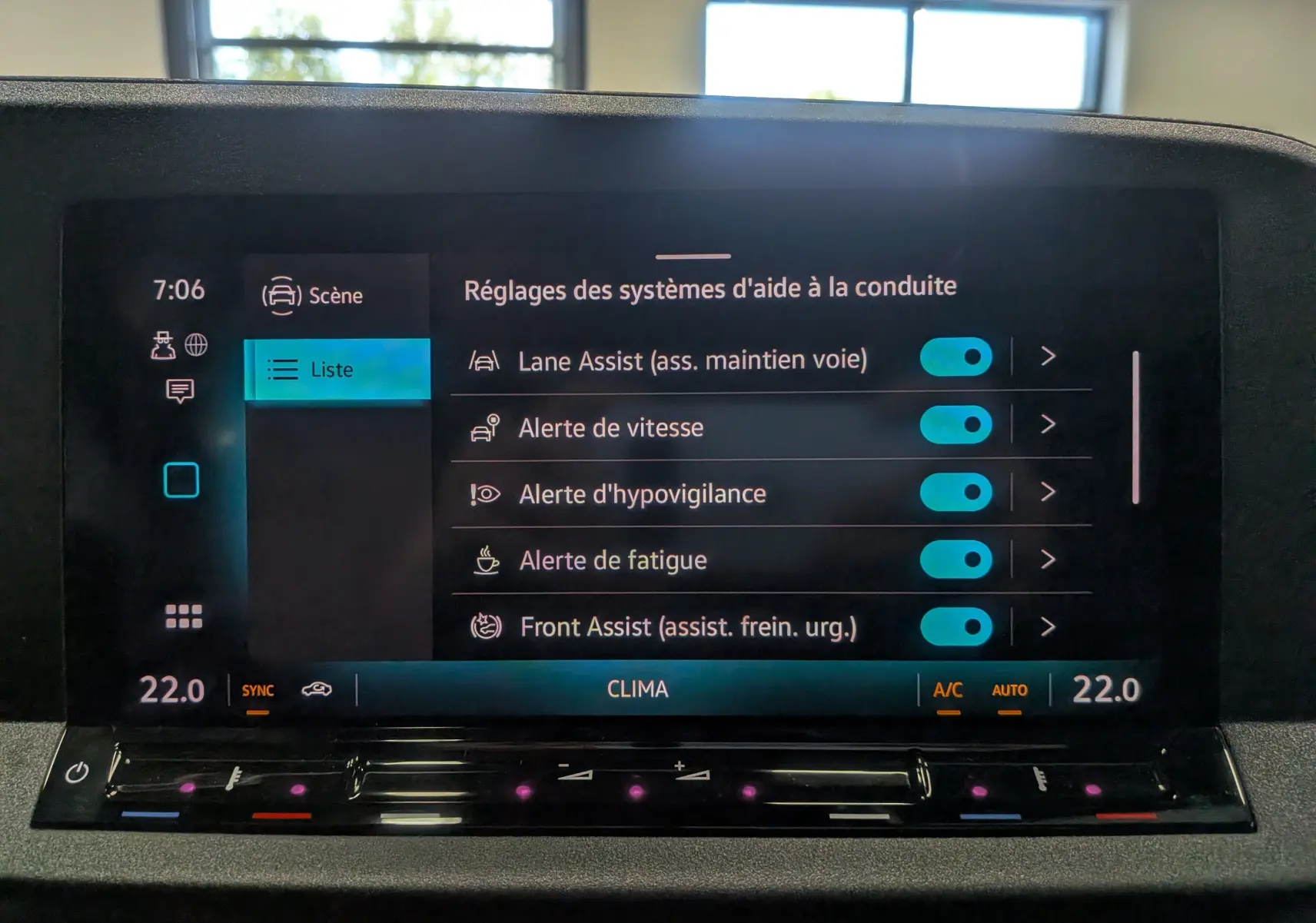 Écran tactile intérieur du Volkswagen Caddy 2025 affichant les réglages des aides à la conduite.